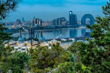 Bakü, Azerbaycan 'da bahar zamanı kentsel fotoğraf çekimi. Tatil ve seyahat kavramı.