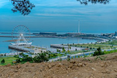 Bakü, Azerbaycan 'da bahar zamanı kentsel fotoğraf çekimi. Tatil ve seyahat kavramı.