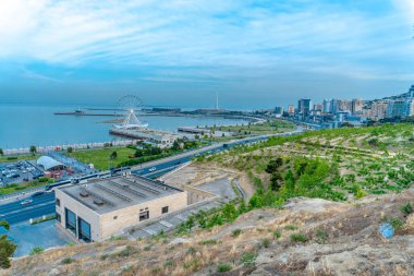 Bakü, Azerbaycan 'da bahar zamanı kentsel fotoğraf çekimi. Tatil ve seyahat kavramı.