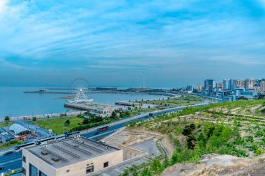 Bakü, Azerbaycan 'da bahar zamanı kentsel fotoğraf çekimi. Tatil ve seyahat kavramı.