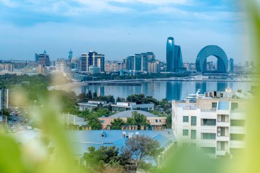 Bakü, Azerbaycan 'da bahar zamanı kentsel fotoğraf çekimi. Tatil ve seyahat kavramı.