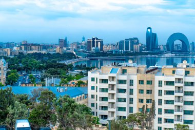 Bakü, Azerbaycan 'da bahar zamanı kentsel fotoğraf çekimi. Tatil ve seyahat kavramı.
