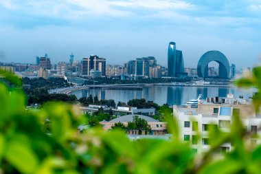 Bakü, Azerbaycan 'da bahar zamanı kentsel fotoğraf çekimi. Tatil ve seyahat kavramı.