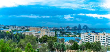 Bakü, Azerbaycan 'da bahar zamanı kentsel fotoğraf çekimi. Tatil ve seyahat kavramı.
