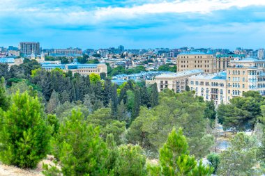 Bakü, Azerbaycan 'da bahar zamanı kentsel fotoğraf çekimi. Tatil ve seyahat kavramı.