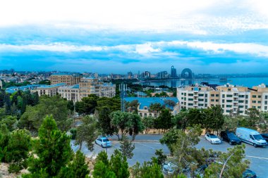 Bakü, Azerbaycan 'da bahar zamanı kentsel fotoğraf çekimi. Tatil ve seyahat kavramı.