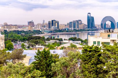 Bakü, Azerbaycan 'da bahar zamanı kentsel fotoğraf çekimi. Tatil ve seyahat kavramı.