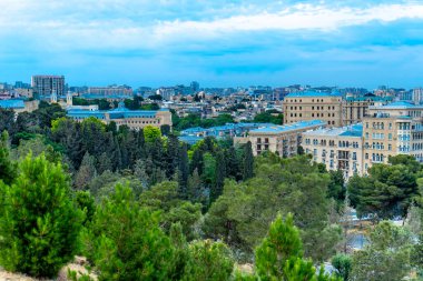 Bakü, Azerbaycan 'da bahar zamanı kentsel fotoğraf çekimi. Tatil ve seyahat kavramı.