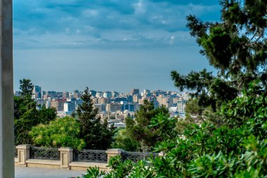 Bakü, Azerbaycan 'da bahar zamanı kentsel fotoğraf çekimi. Tatil ve seyahat kavramı.