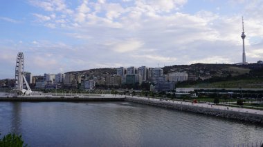 Bakü, Azerbaycan 'da bahar zamanı kentsel fotoğraf çekimi. Tatil ve seyahat kavramı.