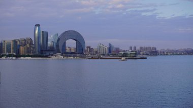 Bakü, Azerbaycan 'da bahar zamanı kentsel fotoğraf çekimi. Tatil ve seyahat kavramı.