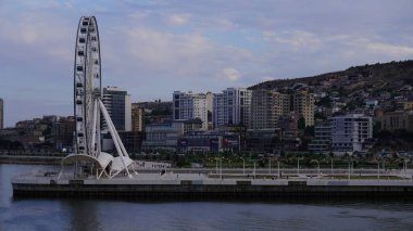 Bakü, Azerbaycan 'da bahar zamanı kentsel fotoğraf çekimi. Tatil ve seyahat kavramı.