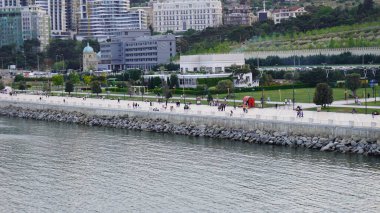 Bakü, Azerbaycan 'da bahar zamanı kentsel fotoğraf çekimi. Tatil ve seyahat kavramı.