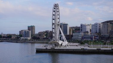 Bakü, Azerbaycan 'da bahar zamanı kentsel fotoğraf çekimi. Tatil ve seyahat kavramı.