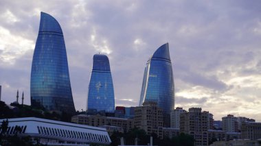 Bakü, Azerbaycan 'da bahar zamanı kentsel fotoğraf çekimi. Tatil ve seyahat kavramı.