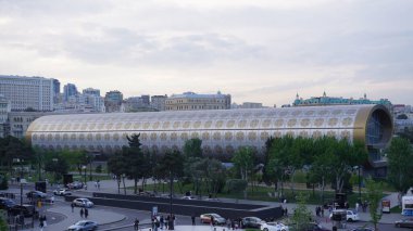 Bakü, Azerbaycan 'da bahar zamanı kentsel fotoğraf çekimi. Tatil ve seyahat kavramı.