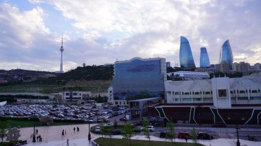 Bakü, Azerbaycan 'da bahar zamanı kentsel fotoğraf çekimi. Tatil ve seyahat kavramı.