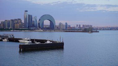 Bakü, Azerbaycan 'da bahar zamanı kentsel fotoğraf çekimi. Tatil ve seyahat kavramı.