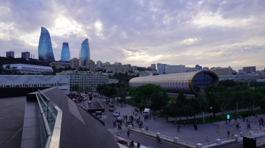Bakü, Azerbaycan 'da bahar zamanı kentsel fotoğraf çekimi. Tatil ve seyahat kavramı.