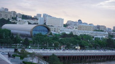 Bakü, Azerbaycan 'da bahar zamanı kentsel fotoğraf çekimi. Tatil ve seyahat kavramı.