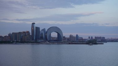 Bakü, Azerbaycan 'da bahar zamanı kentsel fotoğraf çekimi. Tatil ve seyahat kavramı.