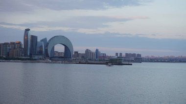 Bakü, Azerbaycan 'da bahar zamanı kentsel fotoğraf çekimi. Tatil ve seyahat kavramı.