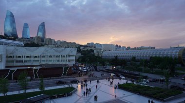 Bakü, Azerbaycan 'da bahar zamanı kentsel fotoğraf çekimi. Tatil ve seyahat kavramı.