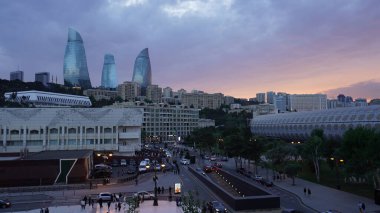 Bakü, Azerbaycan 'da bahar zamanı kentsel fotoğraf çekimi. Tatil ve seyahat kavramı.