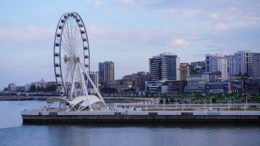 Bakü, Azerbaycan 'da bahar zamanı kentsel fotoğraf çekimi. Tatil ve seyahat kavramı.