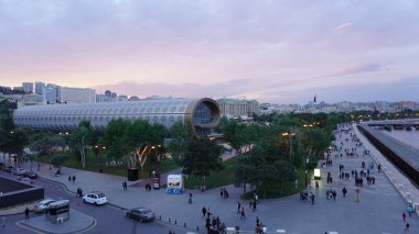 Bakü, Azerbaycan 'da bahar zamanı kentsel fotoğraf çekimi. Tatil ve seyahat kavramı.