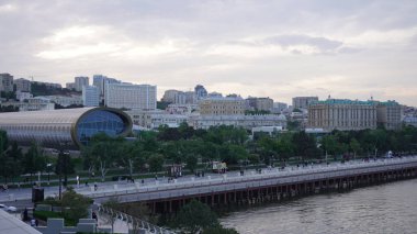 Bakü, Azerbaycan 'da bahar zamanı kentsel fotoğraf çekimi. Tatil ve seyahat kavramı.