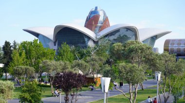 Bakü, Azerbaycan 'da bahar zamanı kentsel fotoğraf çekimi. Tatil ve seyahat kavramı.