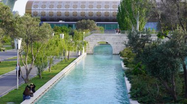 Bakü, Azerbaycan 'da bahar zamanı kentsel fotoğraf çekimi. Tatil ve seyahat kavramı.