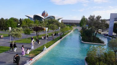 Bakü, Azerbaycan 'da bahar zamanı kentsel fotoğraf çekimi. Tatil ve seyahat kavramı.