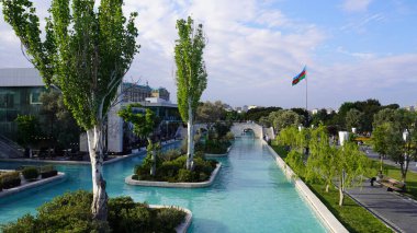 Bakü, Azerbaycan 'da bahar zamanı kentsel fotoğraf çekimi. Tatil ve seyahat kavramı.