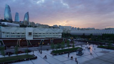 Bakü, Azerbaycan 'da bahar zamanı kentsel fotoğraf çekimi. Tatil ve seyahat kavramı.