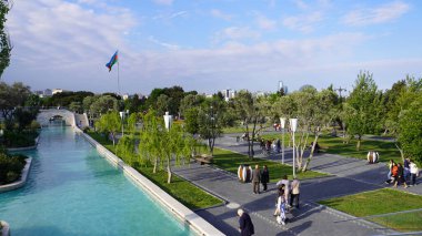 Bakü, Azerbaycan 'da bahar zamanı kentsel fotoğraf çekimi. Tatil ve seyahat kavramı.