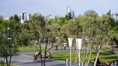 Bakü, Azerbaycan 'da bahar zamanı kentsel fotoğraf çekimi. Tatil ve seyahat kavramı.