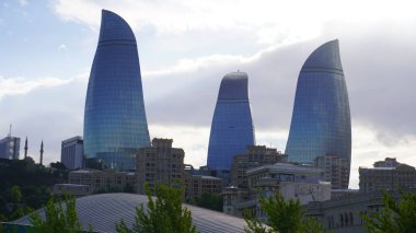 Bakü, Azerbaycan 'da bahar zamanı kentsel fotoğraf çekimi. Tatil ve seyahat kavramı.