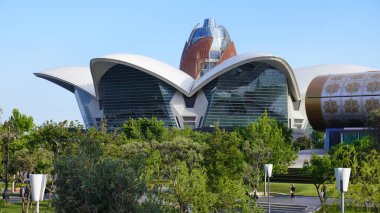 Bakü, Azerbaycan 'da bahar zamanı kentsel fotoğraf çekimi. Tatil ve seyahat kavramı.
