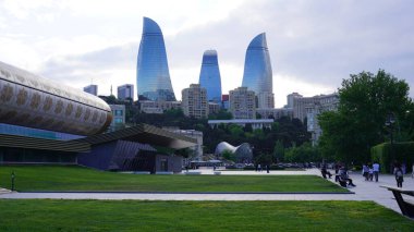 Bakü, Azerbaycan 'da bahar zamanı kentsel fotoğraf çekimi. Tatil ve seyahat kavramı.
