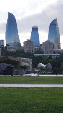 Bakü, Azerbaycan 'da bahar zamanı kentsel fotoğraf çekimi. Tatil ve seyahat kavramı.