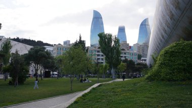 Bakü, Azerbaycan 'da bahar zamanı kentsel fotoğraf çekimi. Tatil ve seyahat kavramı.