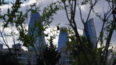 Bakü, Azerbaycan 'da bahar zamanı kentsel fotoğraf çekimi. Tatil ve seyahat kavramı.