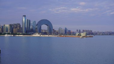 Bakü, Azerbaycan 'da bahar zamanı kentsel fotoğraf çekimi. Tatil ve seyahat kavramı.