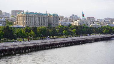 Bakü, Azerbaycan 'da bahar zamanı kentsel fotoğraf çekimi. Tatil ve seyahat kavramı.