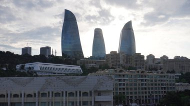 Bakü, Azerbaycan 'da bahar zamanı kentsel fotoğraf çekimi. Tatil ve seyahat kavramı.
