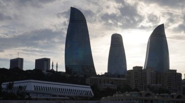 Bakü, Azerbaycan 'da bahar zamanı kentsel fotoğraf çekimi. Tatil ve seyahat kavramı.