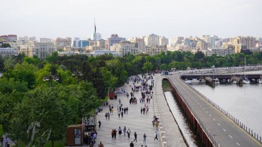 Bakü, Azerbaycan 'da bahar zamanı kentsel fotoğraf çekimi. Tatil ve seyahat kavramı.