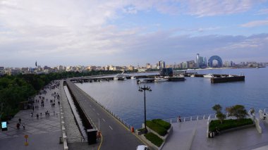 Bakü, Azerbaycan 'da bahar zamanı kentsel fotoğraf çekimi. Tatil ve seyahat kavramı.